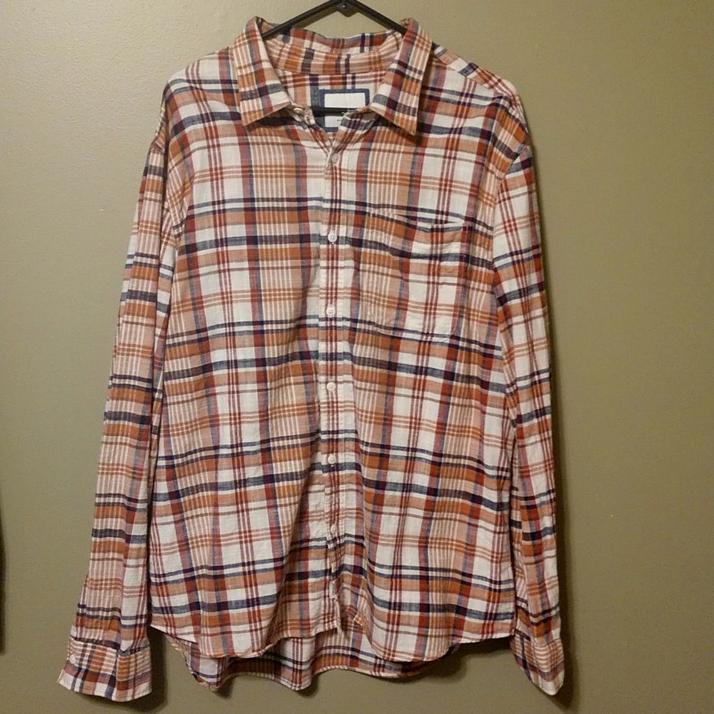 Men's American Eagle super soft everyday shirt.